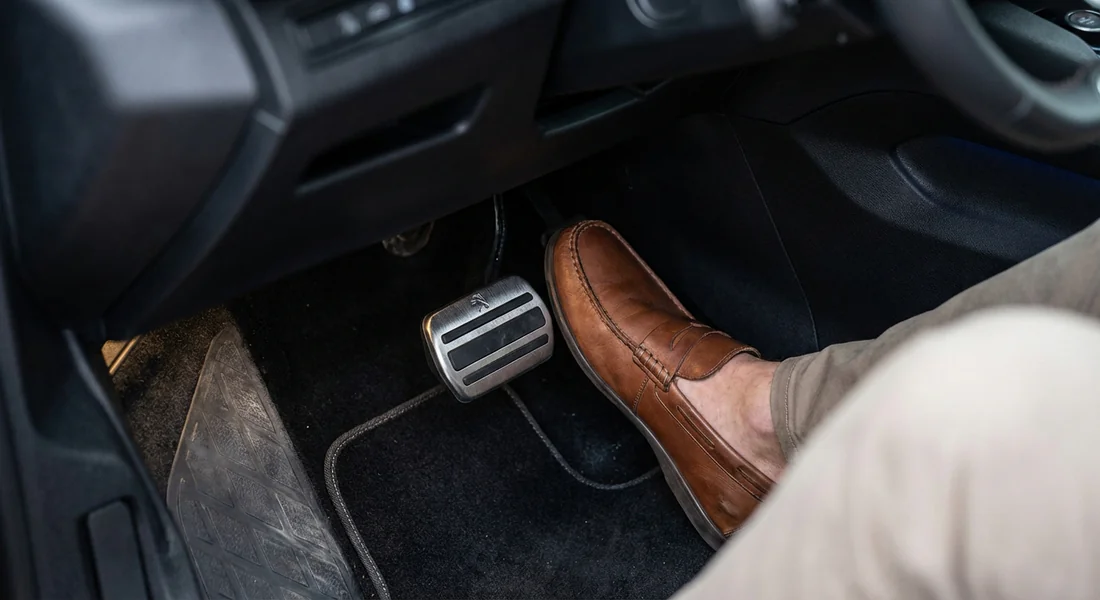 Action d'appui sur la pédale de frein pour réinitialiser le système.