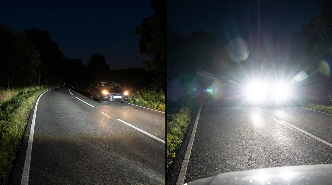 Emplacement des vis de réglage blanches sur le bloc optique d'une voiture.