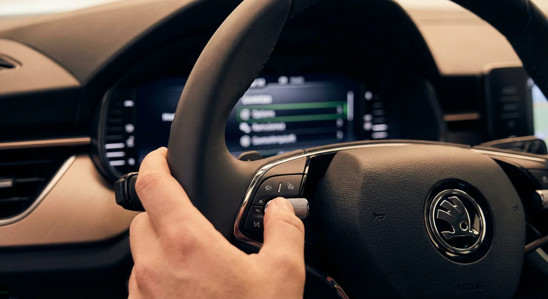 Action de réinitialisation des voyants via les commandes du volant d'une Skoda Fabia.