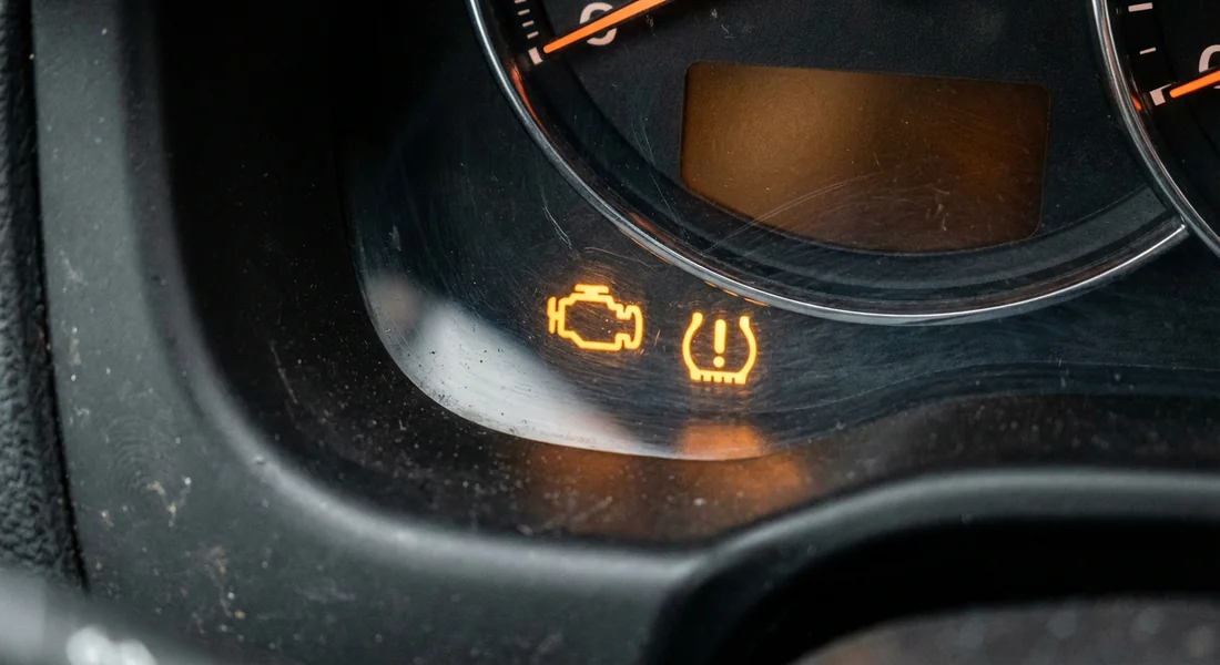 Voyant moteur orange et témoin de pression des pneus sur le tableau de bord d'une Skoda.