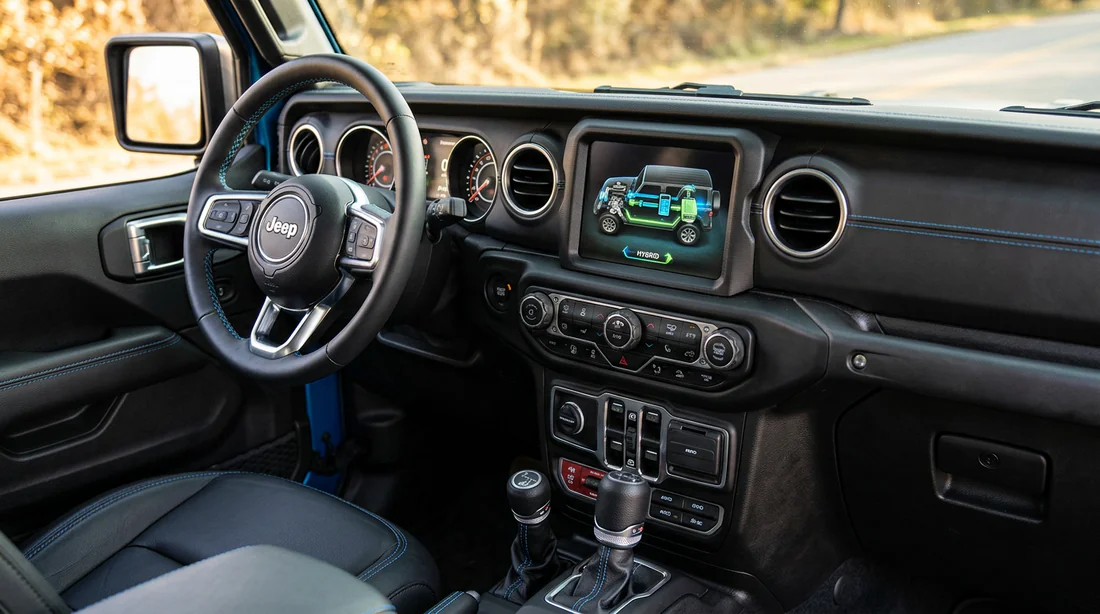 Poste de pilotage et écran multimédia de la Jeep Wrangler 4xe.