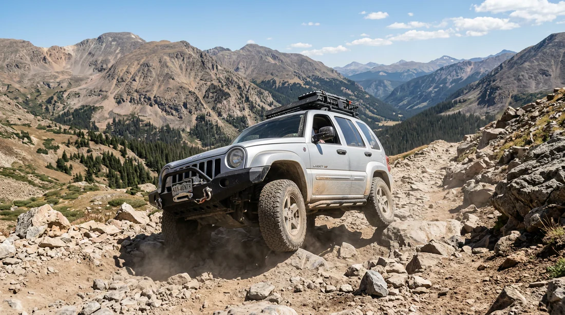 Jeep Cherokee KJ Liberty sur une piste rocailleuse en montagne